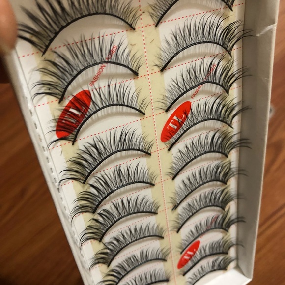 COPY - MODEL 21 lashes - Picture 3 of 3